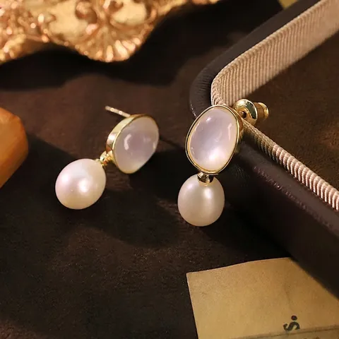 Orecchini a Bottone Originali in Conchiglia e Perle Naturali Fatti a Mano Placcati Oro con Perno in Argento Sterling 925 Donna