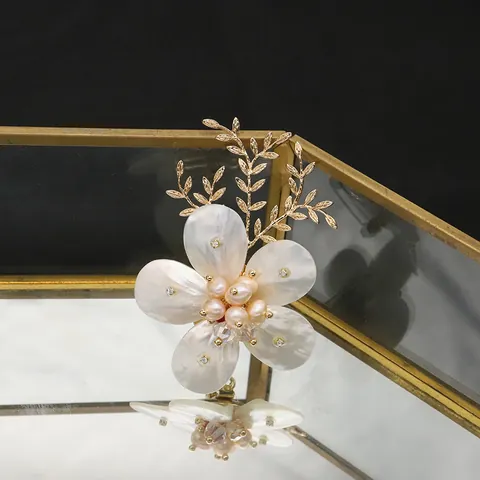 Broche de Flor de Concha y Perla de Agua Dulce para Mujer Chapado en Oro Aleación Diamante de Imitación Camelia Pin de Boda Regalo