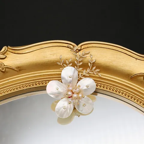 Broche de Flor de Concha y Perla de Agua Dulce para Mujer Chapado en Oro Aleación Diamante de Imitación Camelia Pin de Boda Regalo