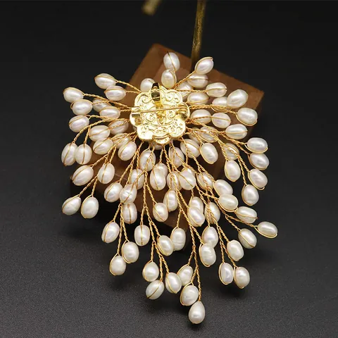 Broche de Perlas de Agua Dulce Tejido a Mano Vintage para Mujer Alfiler de Flor Elegante de Alta Calidad Joyería de Cobre Chapado en Oro