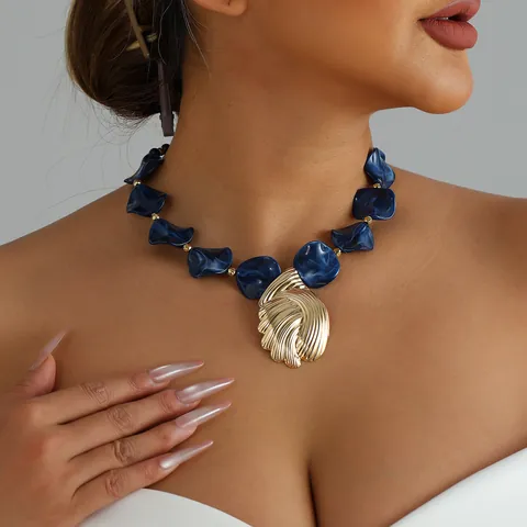 Vintage Irregular Resin Bead Pendant Necklace Western Style Embossed Metal Leaf Clavicle Chain Jewelry For Women Gift