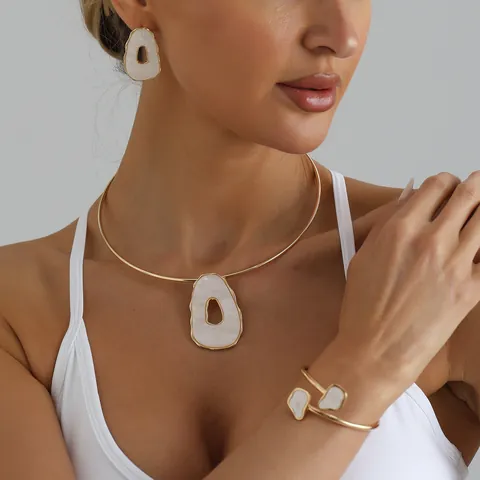 Vintage Irregular Hollow Out Pendant Choker Necklace Gold Metal Bracelet Earrings For Women Niche Jewelry Set