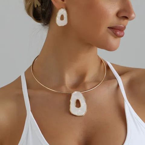 Vintage Irregular Hollow Out Pendant Choker Necklace Gold Metal Bracelet Earrings For Women Niche Jewelry Set
