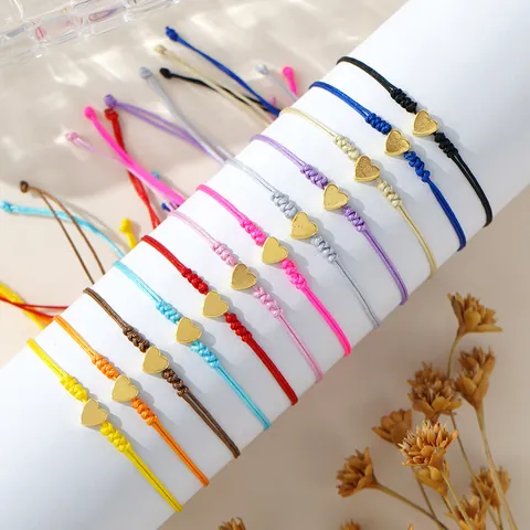 Handgefertigtes Minimalistisches Gewebtes Kordelarmband mit Goldener Legierung Herzanhänger Verstellbarer Schmuck