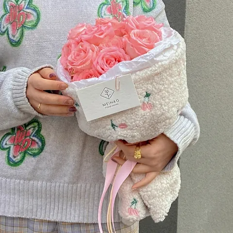 Vintage Style Lamb Wool Fabric For Flower Packaging Strawberry Cherry Pattern Embroidered Soft Fleece Floral Wrap Cloth Bouquet Decorative Material