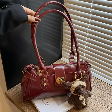 Bolso de Axila Baguette de Cuero PU Brillante Retro para Mujer Con Colgante de Oso Cierre Metálico Elegante Bolso de Hombro Diario
