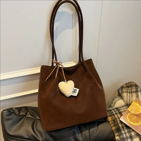 Bolso Tote de Gamuza de Gran Capacidad para Mujer Vintage Japonés Casual Bolso de Hombro Retro Color Sólido Con Colgante de Corazón de Felpa Blanco