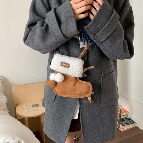 Bolso Bandolera Festivo con Forma de Calcetín de Navidad Gamuza Sintética Borde de Lana de Cordero Bolso Cuadrado Pequeño Para Mujeres Niños Mini Bolso de Hombro Con Pompones
