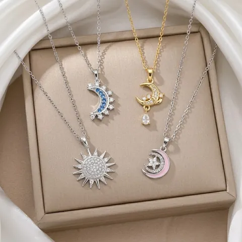 Collar con Colgante de Estrella y Luna Retro para Mujer Cadena de Acero de Titanio Colgante de Cobre Zirconia Incrustada