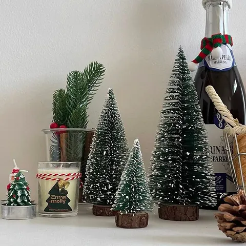 Mini Künstlicher Weihnachtsbaum Schneebeflockte Zeder Ornamente Mit Holzsockel Für DIY Feiertag Schreibtisch Dekoration