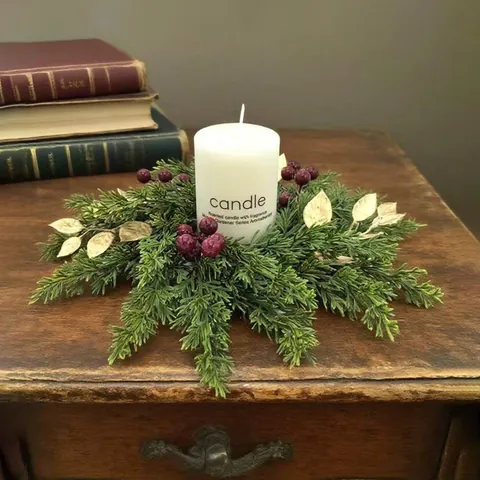 Corona de Anillo de Vela de Navidad con Agujas de Pino Artificiales Decoración de Mesa con Bayas Rojas y Hojas Doradas