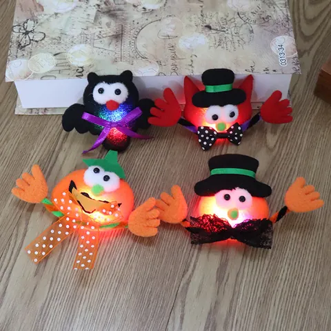 Halloween Glowing Brooch Pumpkin Bat Cat LED Glowing Felt Pins For Halloween Party Prom Event Decoration Props Gift Accessory
