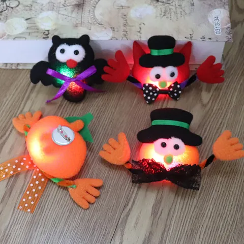 Halloween Glowing Brooch Pumpkin Bat Cat LED Glowing Felt Pins For Halloween Party Prom Event Decoration Props Gift Accessory