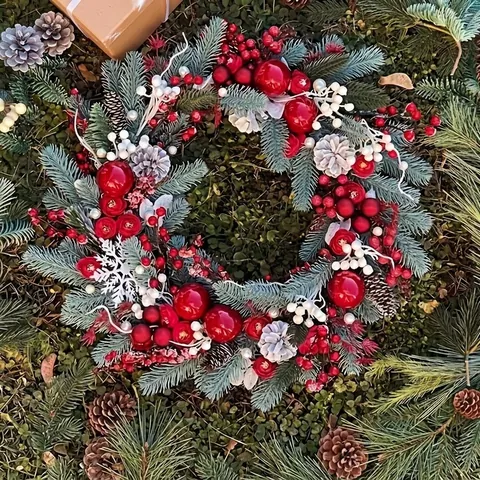 Kunstkerstkrans Met Rode Rozen Dennenappels Bessen Rode Ballen Voor Voordeurdecoratie Dennenkrans Kerstfeest Wandornamenten Home Decor