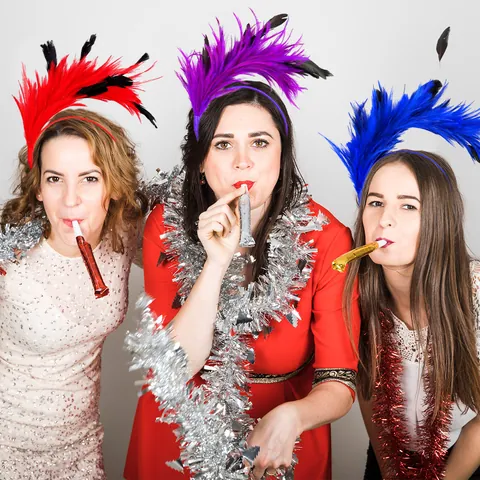 Bunte Feder Fascinator Stirnband Für Damen Kunststoff Haarschmuck Kostüm Kopfschmuck Für Karneval Party Maskerade Tanz Performance Requisiten
