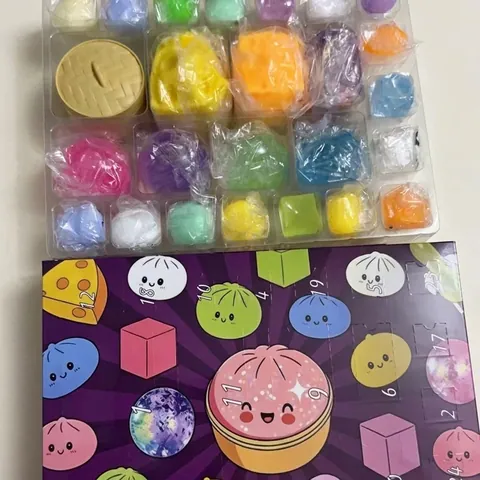 Calendrier de l'Avent de Noël 24 Jours Boîte Mystère Jouets Squishy en Forme de Boulette pour Enfants Cadeaux de Fête