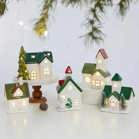 Casetta di Neve in Ceramica Natalizia Luminosa Miniatura LED Cabina Figurina Ornamento da Tavolo Decorazione di Scena Festiva Casa in Ceramica