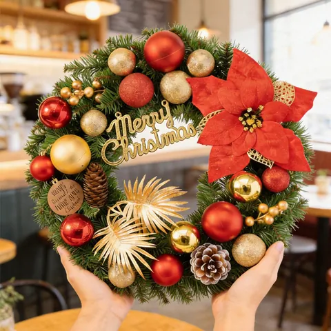 Weihnachtskranz aus PVC Mit Kiefernzapfen Roten Blumen Goldkugeln Merry Christmas Schild Künstliche Grünpflanze Deko