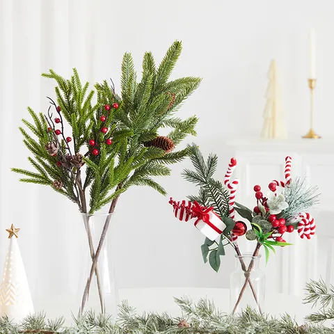 Künstliche Weihnachts Kiefernzweige Mit Roten Beeren Natürlichen Zapfen Kunstschnee Gefrostet Für Die Feiertagsvase