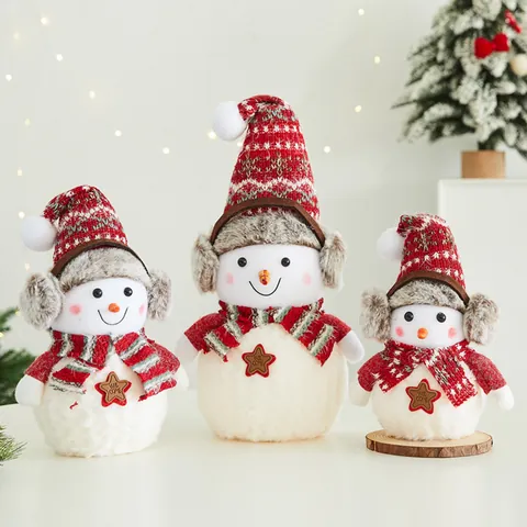 Pupazzo di Neve di Natale Ornamento da Scrivania Bambola in Schiuma di Peluche Con Paraorecchie Cappello di Maglia Sciarpa per Feste Casa Vetrine