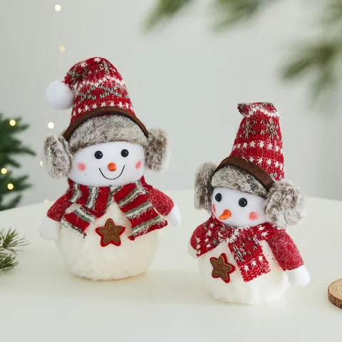 Pupazzo di Neve di Natale Ornamento da Scrivania Bambola in Schiuma di Peluche Con Paraorecchie Cappello di Maglia Sciarpa per Feste Casa Vetrine