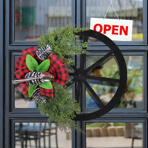 Couronne de Noël Roue Style Ferme Avec Nœud Plaid Pommes de Pin Cuillère Argentée Guirlande Rustique Déco Porte Entrée