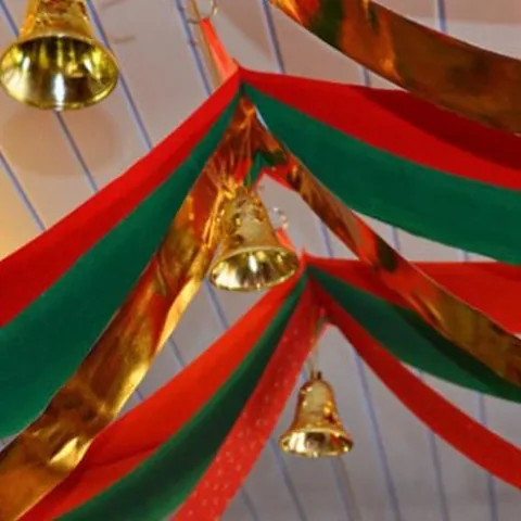 Christmas Decoration Wave Flag Ceiling Hanging Banner Red Green Gold Satin Cloth Bunting With Bells For Holiday Party New Year Decor