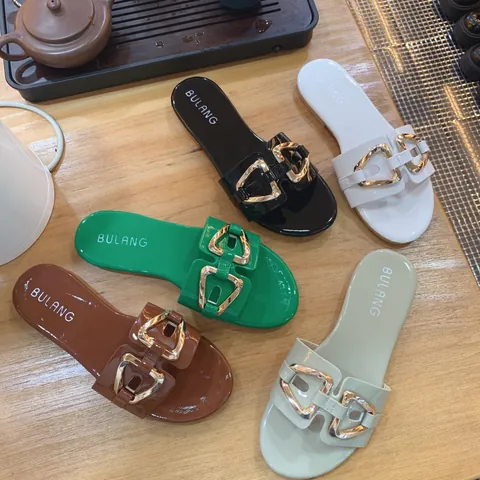 Sandali Bassi da Donna Estivi Stile Coreano TPU Lucido Catena Metallica Punta Aperta Scarpe da Spiaggia Casual All'aperto