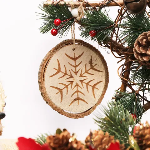 Weihnachts Holzscheiben Hängende Ornamente Naturkiefer Laser Gravierte Rentier Schneeflocken Muster Rustikale Rindenkante