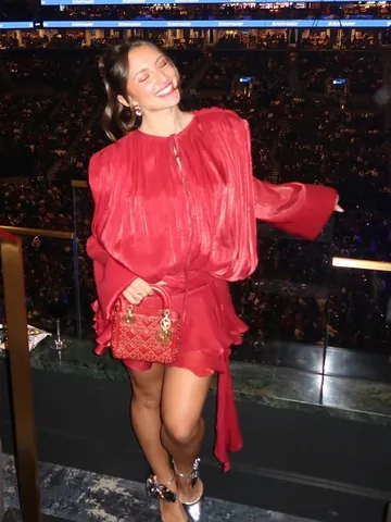 Robe Mini Plissée Style Français avec Volants pour Femmes Élégante Manches Longues Bouffantes Effet Satin Vacances Fête
