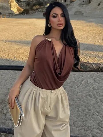 Top a Canotta da Donna Sexy con Scollo a Cappuccio e Halter Schiena Scoperta Anello in Metallo Tinta Unita Senza Maniche