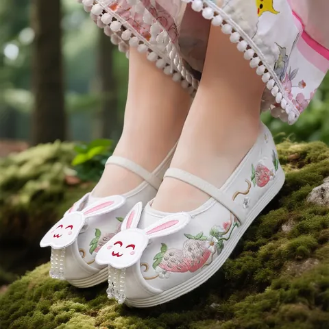 Girls Hanfu Embroidered Shoes Traditional Chinese Rabbit Strawberry Pattern Cotton Fabric Tassel Flats For Dance Party
