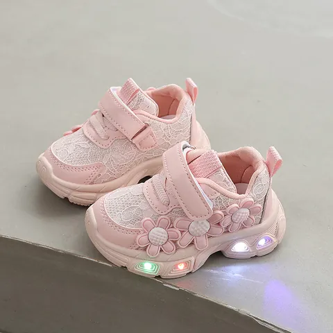 Baskets Chunky à la Mode pour Filles Lumineuses LED Décor de Fleurs Maille Respirante Chaussures de Course Enfants Semelle Souple