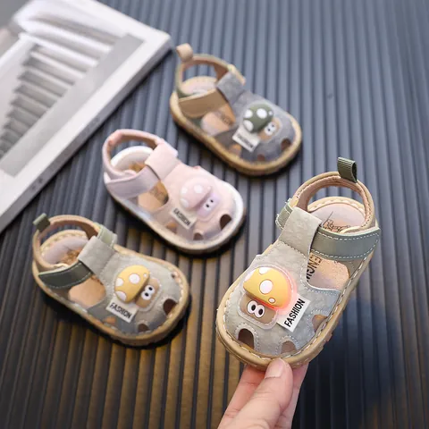 Chaussures de Premier Pas pour Bébé Sandales d'Été Champignon de Dessin Animé LED Lumineux Couineur Semelle Souple Antidérapante pour Garçons Filles