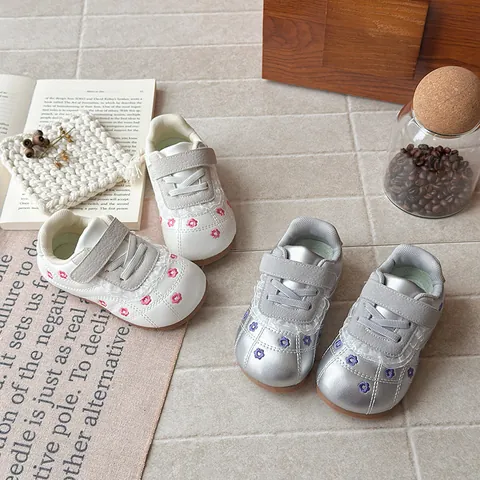 Mädchen Ballett-Stil Sneaker Blumenstickerei Spitzenbesatz Klettverschluss Weiche Sohle Kleinkinder Lauflernschuhe Freizeitschuhe