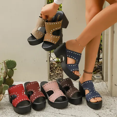 Sandales à Plateforme et Talon Épais pour Femmes avec Décoration de Rivets en Cuir Verni Mules de Mode pour l'Extérieur