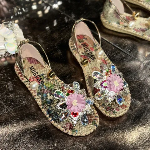 Women's Peep Toe Flat Sandals Bohemian Fairy Style Printed PU Slides with 3D Flower Rhinestone Artificial Pearl Beaded Chains Summer Beach Shoes