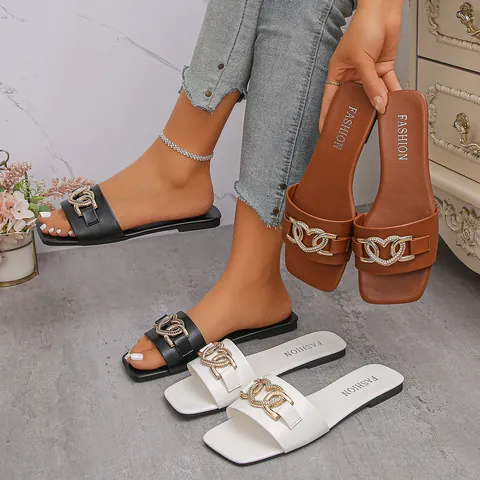 Vrouwen Zomer Mode Platte Slippers PU Rubber Metalen Hart Ketting Strass Vierkante Neus Casual Outdoor Strand Slippers Grote Maat