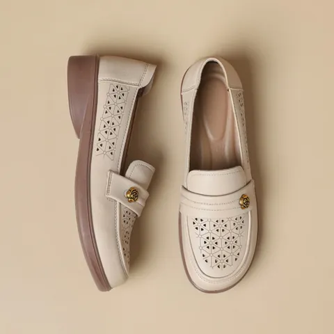 Women Hollow Out Breathable Clogs Mother Shoes Soft Sole Anti-slip Loafers Microfiber PU Casual Retro Shoes For Elderly Women