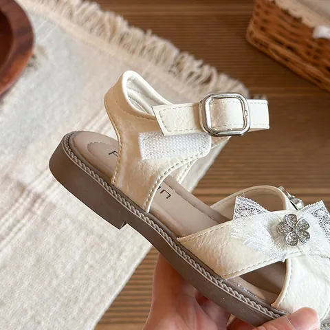 Girls Princess Sandals Summer Hollow Closed Toe Beach Shoes Microfiber Leather Rhinestone Bow Soft Sole Kids Party Shoes