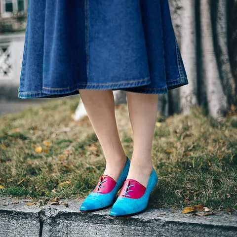 Vrouwen Vintage Schapenvacht Kleurblok Puntige Teen Kitten Hakken Elegant Retro Reliëf Leer Vetersluiting Pumps Schoenen