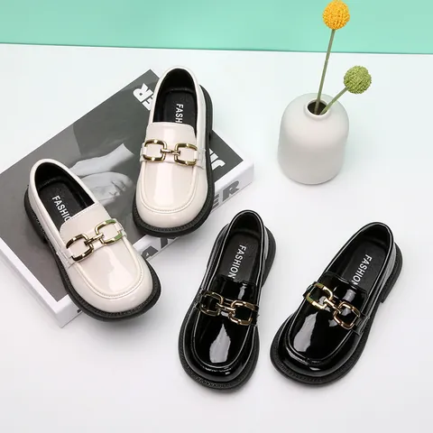 Kinder Britischer Stil Glänzende PVC Slipper Mit Metallschnalle Performance Studenten Halbschuhe Slipper Formelle Flats Für Jungen Mädchen