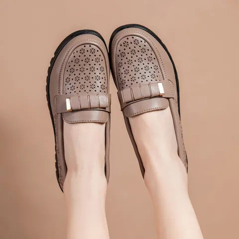 Scarpe Casual Donna in Microfibra Traspirante Sandali Traforati Suola Morbida Mocassini Comfort Con Decoro in Metallo Per Anziani