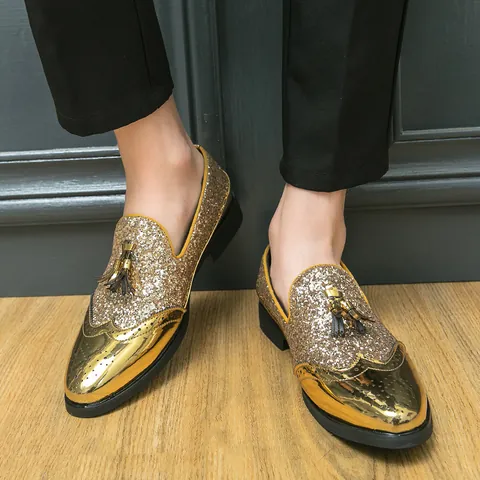 Mocassins à Bout Pointu Style Britannique Homme Paillettes Brillantes Cuir PU Chaussures de Soirée Avec Glands Sculpture Brogue