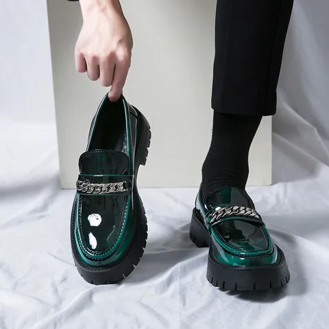 Mocassins en Cuir Verni pour Hommes Semelle Épaisse Rehaussante Talon Épais Chaussures Décontractées Avec Chaîne en Métal