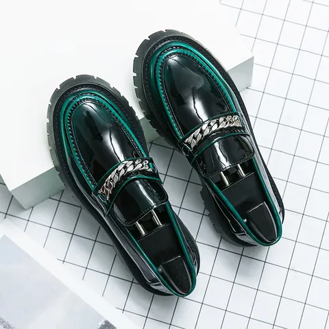 Mocassins en Cuir Verni pour Hommes Semelle Épaisse Rehaussante Talon Épais Chaussures Décontractées Avec Chaîne en Métal