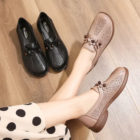 Women's Hollow-out Breathable Flower Flat Shoes Microfiber PU Soft Sole Casual Shoes For Elderly Mothers Summer Wear