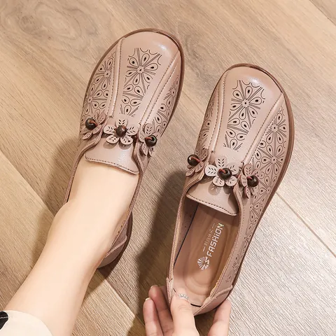Women's Hollow-out Breathable Flower Flat Shoes Microfiber PU Soft Sole Casual Shoes For Elderly Mothers Summer Wear