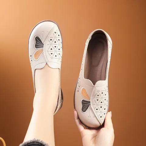 Women Casual Flat Sandals Breathable Cutout Microfiber PU Non-Slip Mother Shoes Butterfly Decoration Summer Walking Shoes
