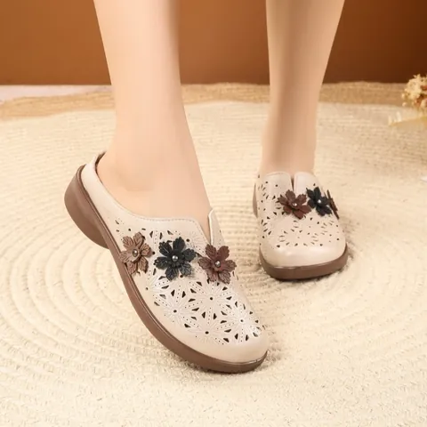 Women's Hollow Out Flat Sandals Middle-Aged Soft Sole Anti-Slip Summer Closed Toe Mules With Floral Decoration Daily Casual Shoes